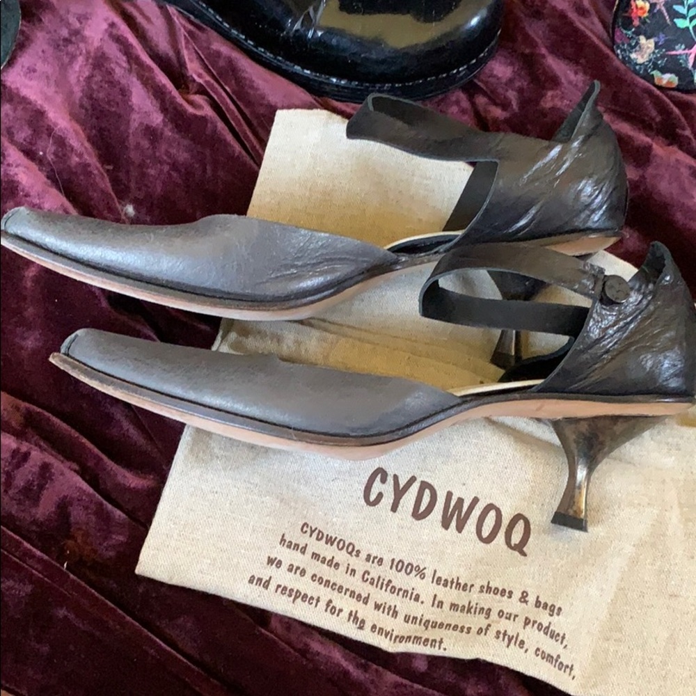 Cydwoq Bespoke pumps in pewter